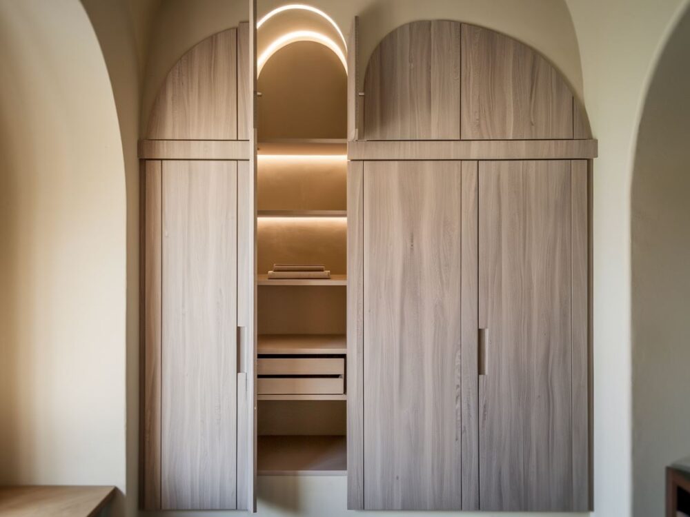 Zabudowana szafa wnękowa w neutralnych kolorach